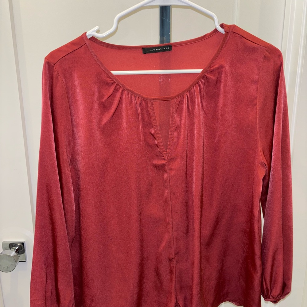West Kei Red Relaxed Buttoned Blouse with Long Sleeves and V Neck Cutout